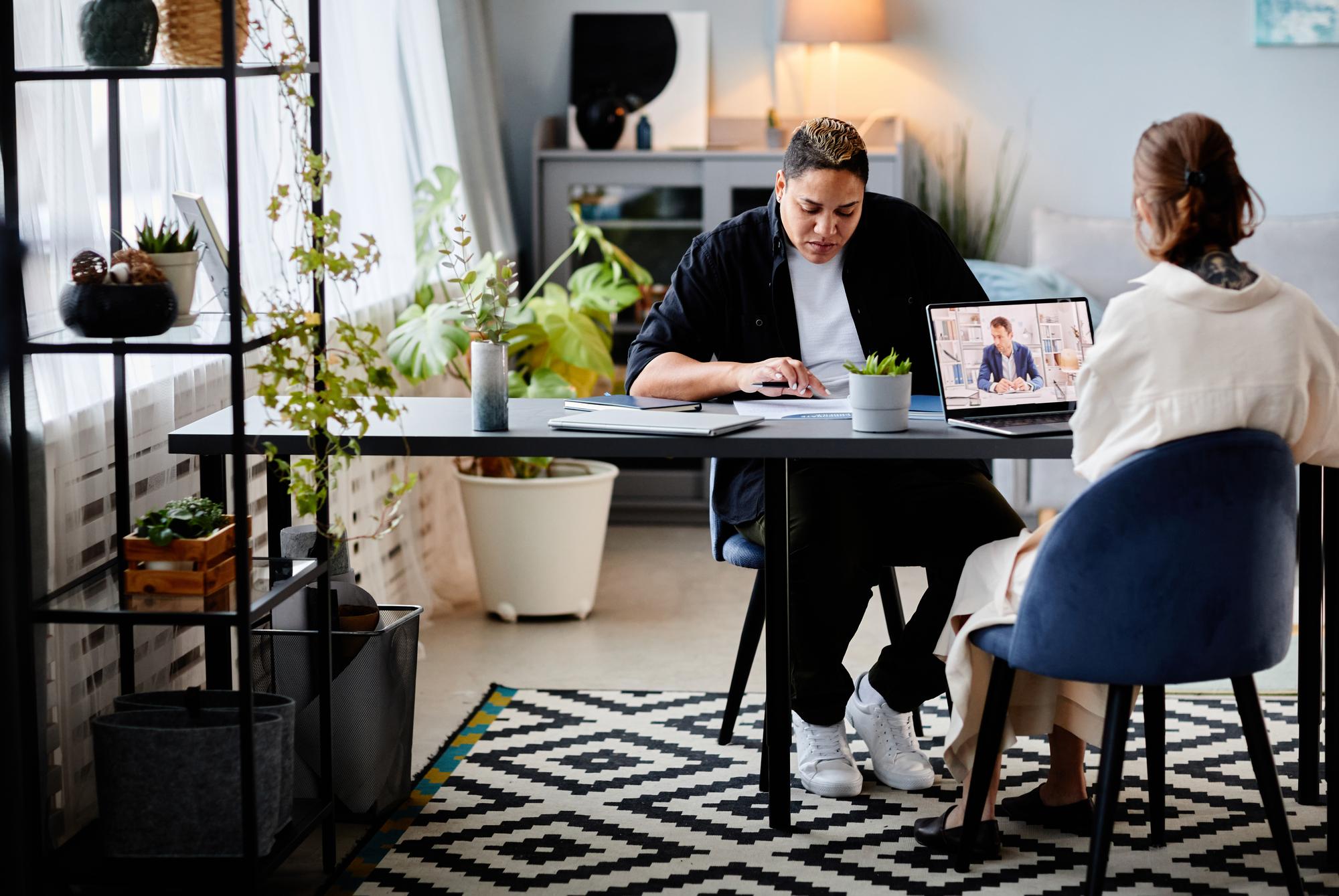 Agent imobiliar discutând strategia de vânzare